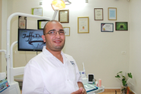 بالفيديو: لقاء خاص مع طبيب الأسنان اليافي د. رمزي شقرا 